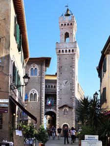 PiombinoPalazzo comunale - Affittacamere Tre Orologi